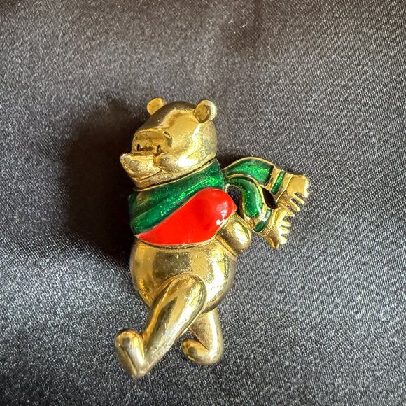 Vintage xMas themed brooch Winnie the Pooh - Picture 1 of 3